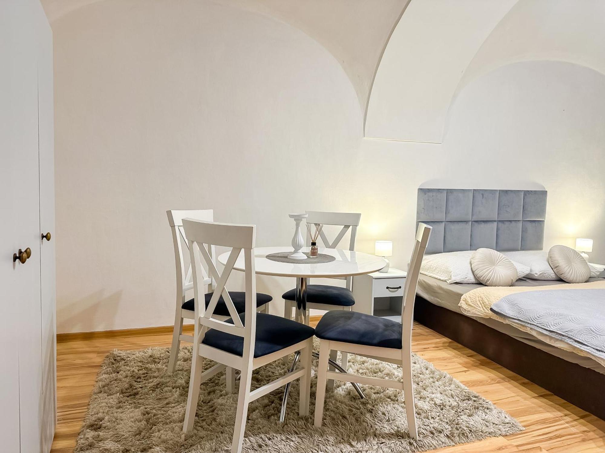 Old Town Apt. A/C And Parking Банська Бистриця Екстер'єр фото